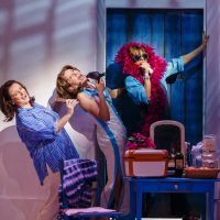 Szenenfoto aus MAMMA MIA!, das Musical mit den Hits von ABBA
2018 on Tour, auf diesem Bild v.l. Barbara Raunegger als Rosie, Betty Vermeulen als Tanja und Sabine Mayer als Donna.