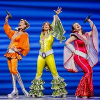 Szenenfoto aus MAMMA MIA!, das Musical mit den Hits von ABBA
2018 on Tour, auf diesem Bild v.l. Betty Vermeulen (Tanja), Sabine Mayer (Donna), und Barbara Rauenegger (Rosie) als die 3 Dynamos.
Photo: Stage Entertainment/Morris Mac Matzen